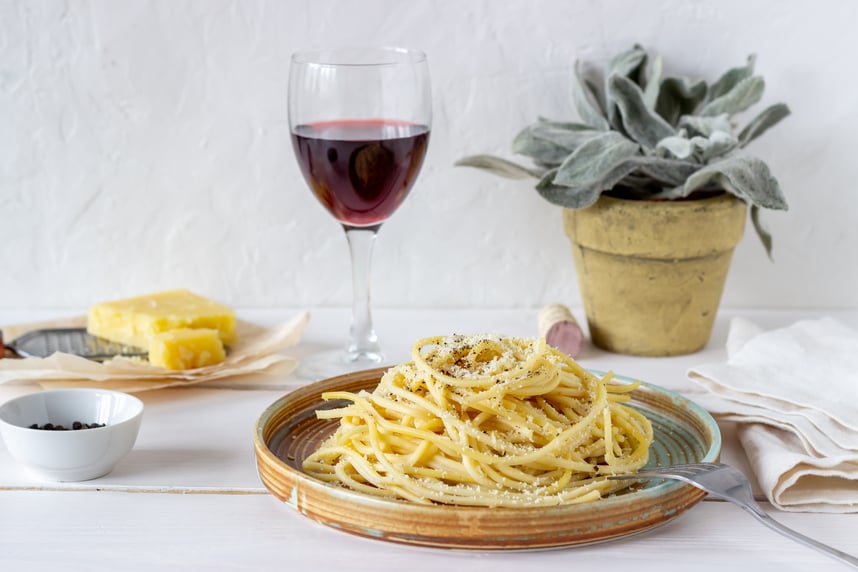 Vino per cacio e pepe: quale scegliere per un abbinamento perfetto Vino per cacio e pepe: quale scegliere per un abbinamento perfetto